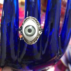 Adjustable eyeball ring! 👁